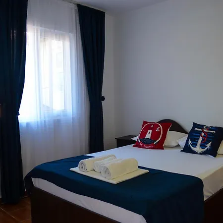 Gazde/Camere de închiriat Casa Dani 2004 *