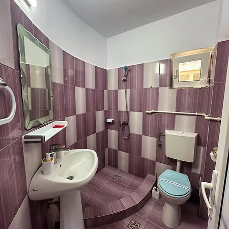 Gazde/Camere de închiriat Casa Dani 2004 Costineşti